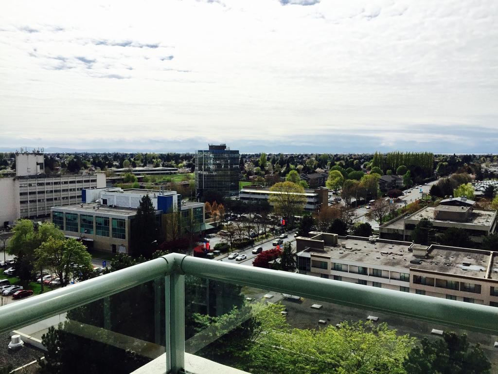 Vancouver Airport Condos Richmond Room photo